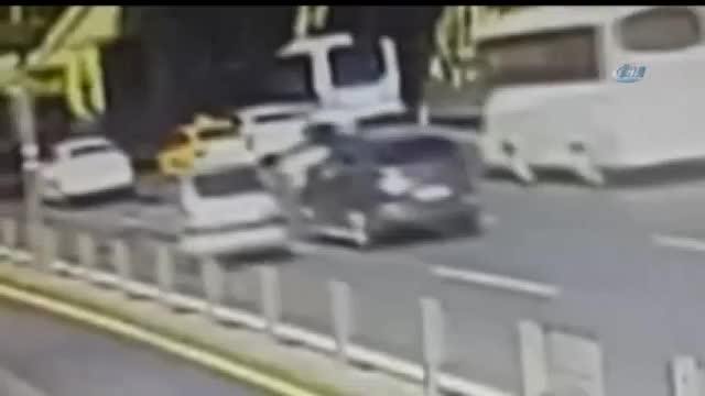 Aynasını kıran motosikletliyi bariyerlere sıkıştırdı