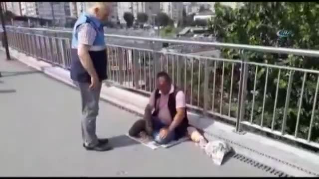 Zabıtayı görünce protez bacağını yerine taktı