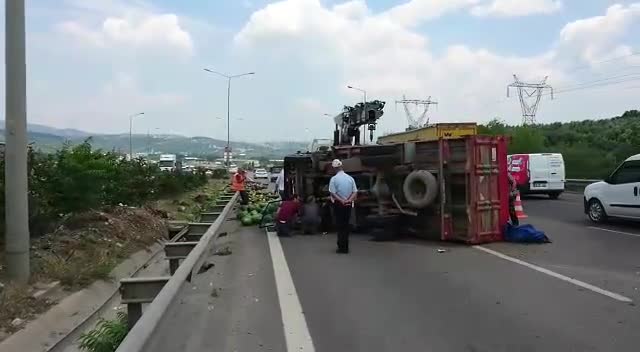 Bursa'da kamyon yan yattı, karpuzlar yola saçıldı