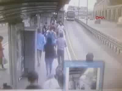 Metrobüs küçük kıza çarptı!