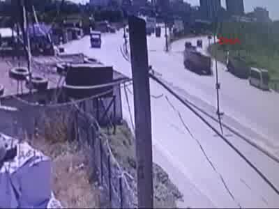 Kamyon dehşeti kameraya böyle yansıdı