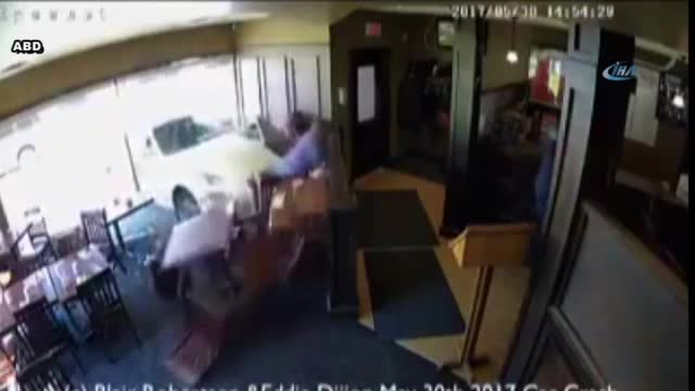 Yemek yerken aracın altında kalıyorlardı