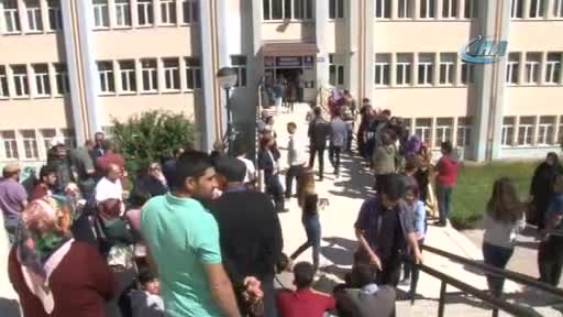 Oğlu 1 dakika geç kaldı, kapıları yumrukladı!