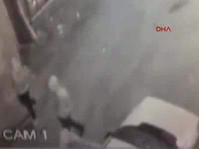 Bursa'da kapüşonlu otomobil hırsızları güvenlik kamerasında