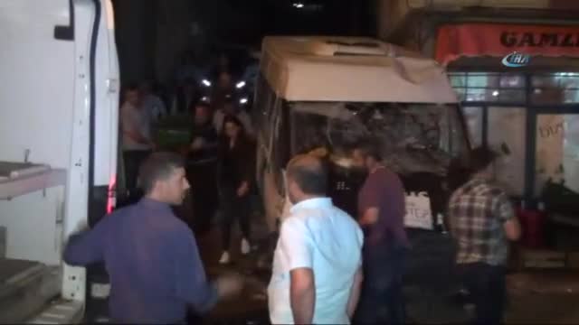 Minibüs, sokakta oturanları ezdi: 3 ölü, 7 yaralı