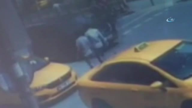 Motosiklet yaşlı adama böyle çarptı