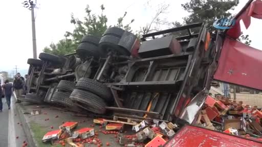 Bursa'da domates yüklü tır otomobile çarpıp yan yattı