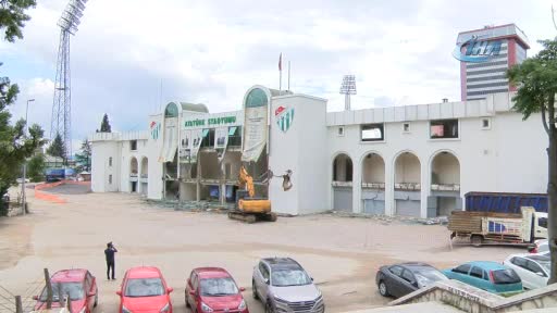 Bursa Atatürk Stadyumu'nun kapalı tribünü de yıkılıyor