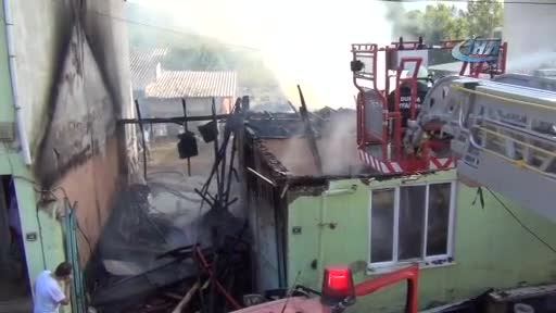 Bursa'da ev ve samanlık çıkan yangında küle döndü