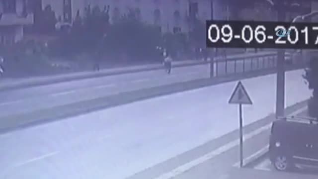 Otomobil yaşı adama böyle çarptı