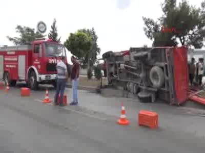 Kamyonet tıra çarptı: 3 ölü, 5 yaralı
