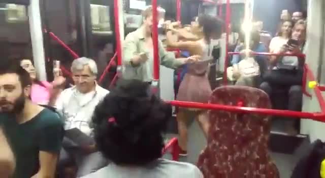 İzmir'de en eğlenceli otobüs yolculuğu