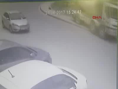 Kendini araçtan aşağı attı, 300 metre kontrolsüz gitti