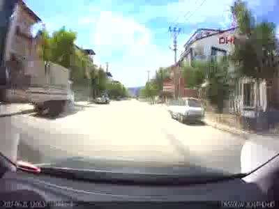 Otomobilin çocuğa çarpma anı kamerada!