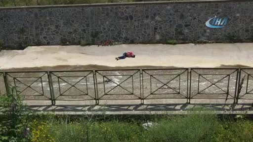 Bursa'da dereye atlayan genci  tesadüfen temizlik işçileri buldu
