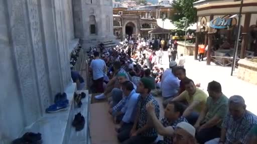 Ramazan'ın son cuma namazında Bursa Ulu Cami'ye akın ettiler