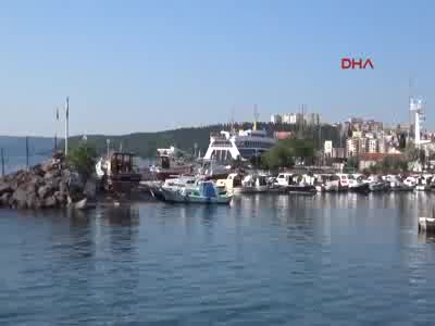 Arabalı vapur kayalıklara çarptı!