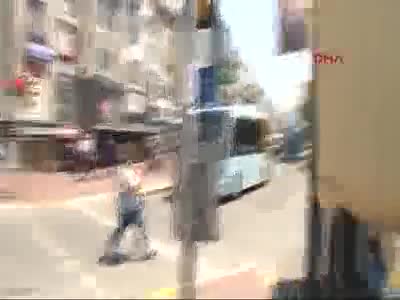Sürücüsü bayılan minibüsü yolcular durdurdu