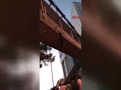 Bonzai içen kız, üst geçitten atlamak istedi