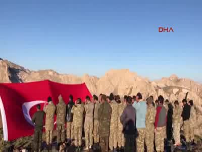 İkiyaka Dağları'nda Mehmetçik dev Türk Bayrağı açtı