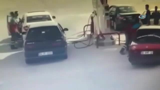 Benzin istasyonunda silahlı kavga!