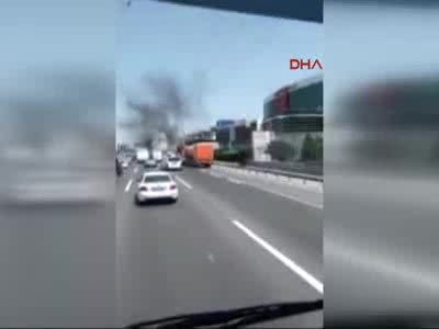 TEM'de araç yanıyor, trafik kilit