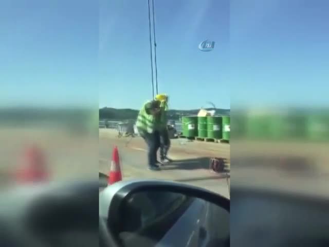 Köprüde işçiler halay çekerek eğlendi