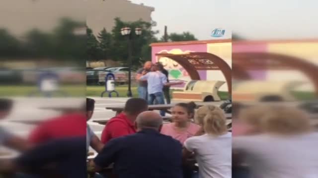 Çocuk parkında falçatalı kavga