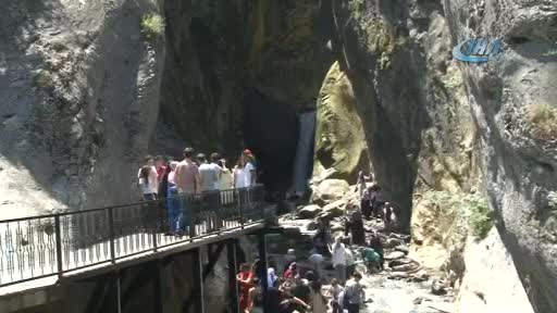 Bursa'da hava sıcaklığı 40 dereceyi bulunca şelaleye koştular