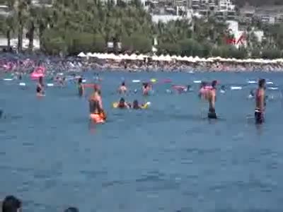 Çığlıkları duyanlar hemen denize atladı!