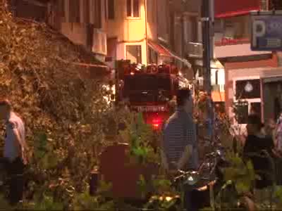 Kafenin üzerine ağaç devrildi: Yaralılar var