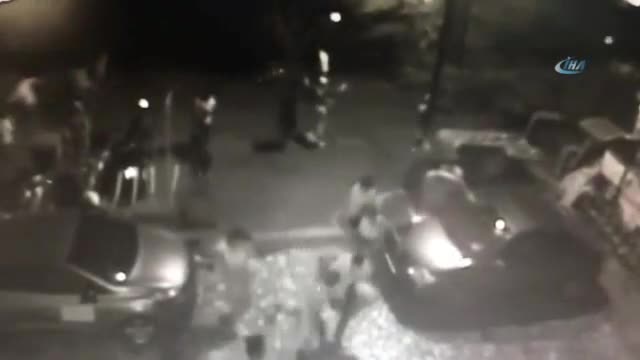 Ağaç insanların üzerine böyle devrildi