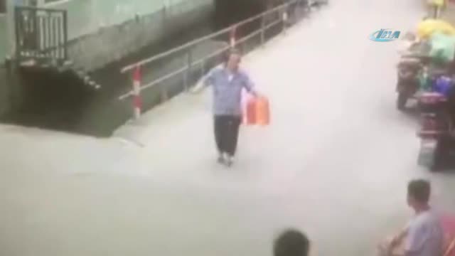 Yaşlı kadın su kanalına böyle düştü