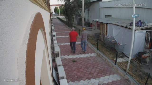 Belediye başkanının makam odasına kadar girdiler!