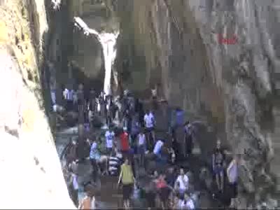Bursa'da serinlemek isteyenler Saitabat Şelalesi'ne akın etti