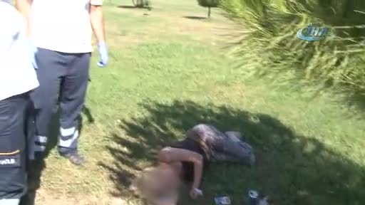 Genç kadın alkol alıp parkta sızdı