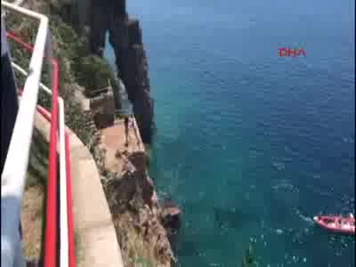 Genç kız falezlerden atladı