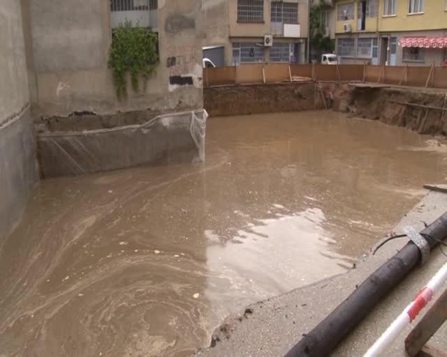 Bursa'da çökme tehlikesi bulunan binalar boşaltıldı
