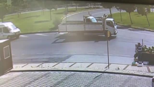 Kamyoncuların sopalı yol kavgası kamerada