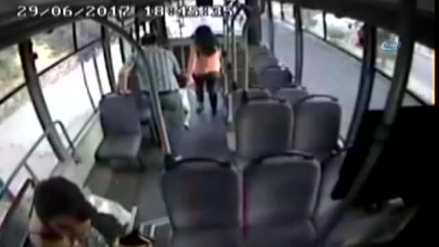 Şoföre kızan kadın yolcu ortalığı karıştırdı!