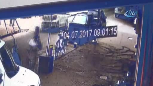 Bursa'da asırlık çınar böyle devrildi
