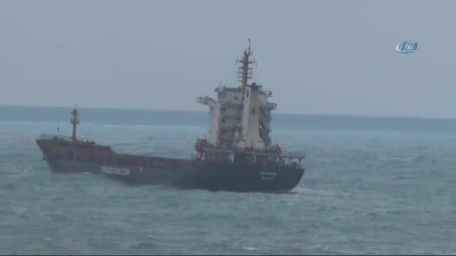 Açıkta bekleyen yük gemileri beşik gibi sallandı