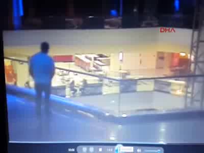 Bursa'da alışveriş merkezinin 3'üncü katından ölüme atladı