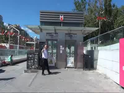 Taksim Meydanı'nda asansörde mahsur kaldılar
