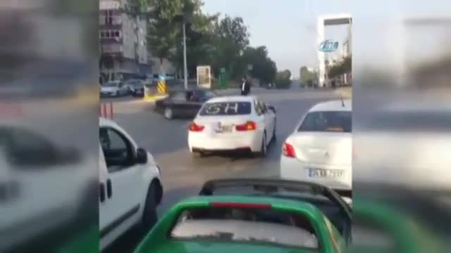 Düğün konvoyundaki trafik magandası kamerada