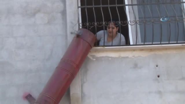 Eşi yorulmasın diye 'çöp boru hattı' kurdu