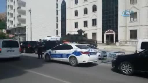 Siirt'te kaymakamın aracının geçişi sırasında patlama