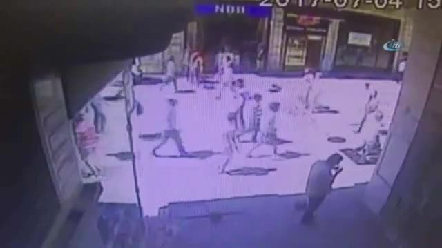 İstiklal Caddesi'nde tehlikeli anlar kamerada