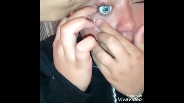 Çocuk oyuncak bebeğin gözünü çıkarıp kendi gözüne taktı