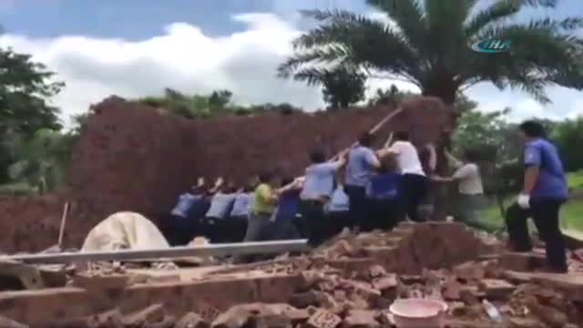 Yıktıkları duvarın altında kaldılar